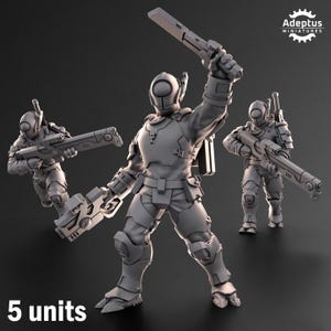 Peut inclure: Trois figurines miniatures grises de soldats en armure futuriste avec casques et visières. La figurine centrale lève une arme, tandis que les deux autres tiennent des fusils. Le texte Adeptus Miniatures et 5 units sont visibles.