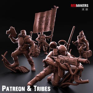 Può includere: Un set di quattro miniature di soldati monocromatici marroni in equipaggiamento tattico. Un soldato è inginocchiato con un fucile, un altro tiene una grande bandiera con un emblema a teschio, mentre altri due portano armi su uno sfondo nero.