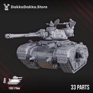 Peut inclure: Un char miniature en résine grise doté d'un canon principal, de tourelles secondaires et de deux figurines d'équipage dans des écoutilles ouvertes. Le modèle est marqué DakkaDakka.Store, comprend 33 pièces et mesure 90mm par 136mm par 170mm.