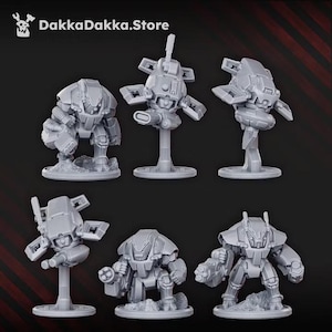 Könnte beinhalten: Sechs unbemalte graue Harz-Miniaturfiguren von DakkaDakka.Store. Das Set enthält drei zweibeinige gepanzerte Mechs mit schwerer Bewaffnung und drei fliegende Drohneneinheiten auf vertikalen Ständern, alle mit detaillierter mechanischer Panzerung.