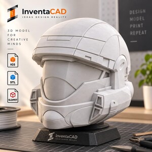 Op de afbeelding: Een wit, mat 3D-model van een futuristische helm met een glad vizier en geometrische panelen, gemonteerd op een zwarte voet met het label InventaCAD. De afbeelding bevat tekst: InventaCAD, 3D MODEL FOR CREATIVE MINDS, IGS, STL, SLDPRT.