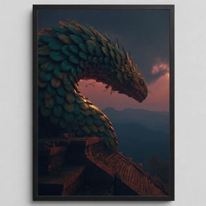 Puede incluir: Impresión enmarcada que presenta un dragón detallado con escamas verdes y doradas. El dragón está posado sobre una estructura de piedra, con un paisaje montañoso y un cielo dramático de fondo. La obra de arte está enmarcada en un borde negro.