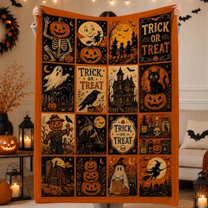 K&ouml;nnte beinhalten: Eine rechteckige Fleecedecke mit einem Raster aus zw&ouml;lf Halloween-Illustrationen in Orange, Schwarz und Creme. Die Motive zeigen Skelette, K&uuml;rbisse, Geister, schwarze Katzen, Hexen, Spukh&auml;user und den Schriftzug Trick or Treat.