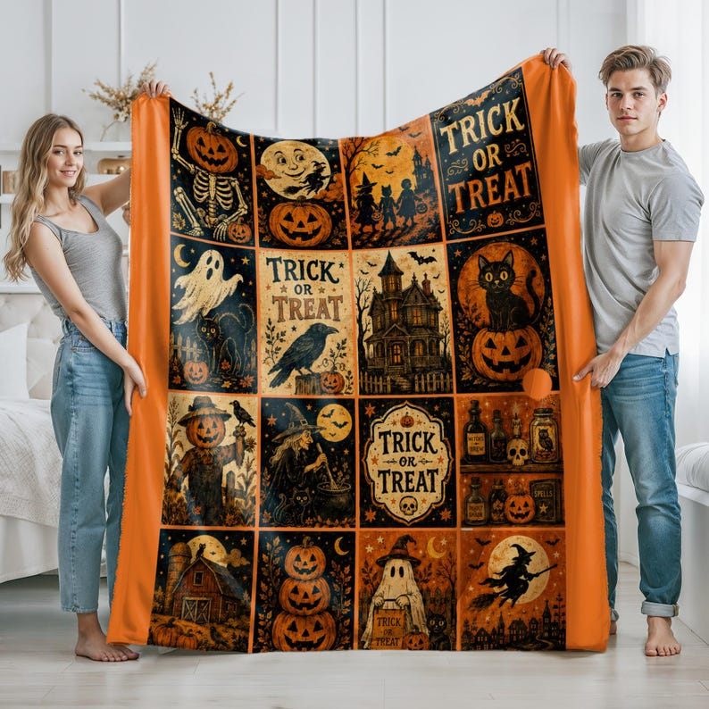 K&ouml;nnte beinhalten: Eine rechteckige Halloween-Wohndecke mit einem Raster aus Illustrationen, darunter K&uuml;rbisse, Geister, eine schwarze Katze, ein Spukhaus, eine Hexe und der Schriftzug Trick or Treat. Die Decke hat einen durchgehenden orangefarbenen Rand.