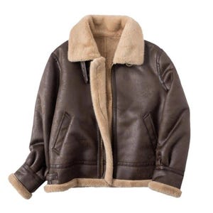 Puede incluir: Chaqueta de cuero marrón con cuello y forro de piel sintética beige. La chaqueta tiene cremallera, dos bolsillos delanteros y un detalle de hebilla en el cuello. Las mangas tienen un ribete de piel sintética. Una prenda de abrigo clásica.