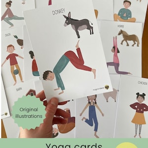 Op de afbeelding: Een verzameling geïllustreerde yogakaarten met boerderijthema's. Elke kaart toont een ander dier en een persoon die een yogahouding demonstreert. De kaarten zijn gelabeld met diernamen zoals "Ezel" en "Kip". De tekst "Yoga cards FARM" is ook zichtbaar.