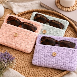 Könnte beinhalten: Eine weiße Keramik-Tasse mit schwarzem Henkel und dem Text "But First, Coffee" in schwarzer, handschriftlicher Schrift. Die Tasse steht auf einer weißen Oberfläche.