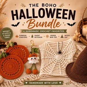 Könnte beinhalten: Ein Halloween-Häkelset bestehend aus zwei orangefarbenen Kürbis-Untersetzern, einem weißen Geister-Schlüsselanhänger mit Kürbishut, einem cremefarbenen Spinnennetz-Oberteil mit schwarzem Spinnenanhänger und einem braunen Hexenhut mit Textaufschrift.