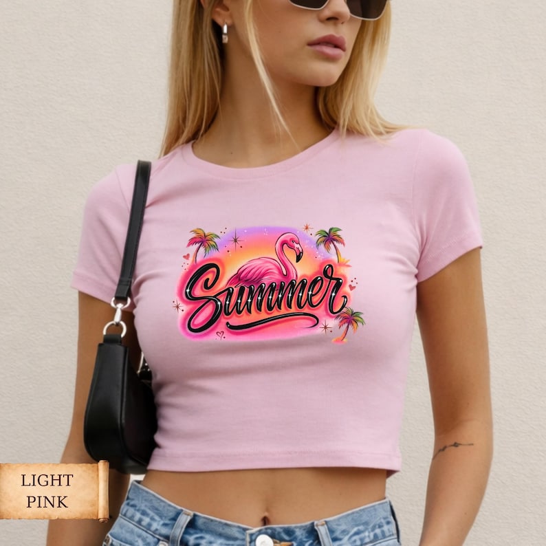 K&ouml;nnte beinhalten: Ein rustikales Holzschild mit dem handgeschriebenen Wort "Welcome". Das Schild ist wei&szlig; gestrichen und hat einen Used-Look. Ein kleines Herz ist unten angebracht. Der Hintergrund ist verschwommen und zeigt eine Holzoberfl&auml;che.