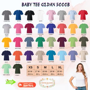 K&ouml;nnte beinhalten: Eine Auswahl an Gildan 5000B Baby-T-Shirts in verschiedenen Farben, darunter Rot, Blau und Gr&uuml;n. Gr&ouml;&szlig;en von XS bis XL sind verf&uuml;gbar, mit Ma&szlig;en in cm. Der Text "BABY TEE GILDAN 5000B" ist ebenfalls enthalten.