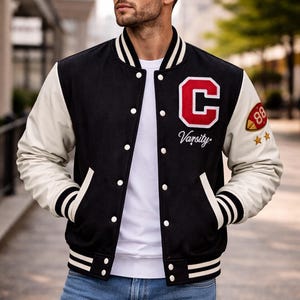 Herr svart Varsity med broderad lapp – Klassisk Letterman-jacka med kontrasterande ärmar