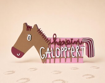 Pferde Deko Aufsteller „herein galoppiert“ – freistehende 3D-Druck Spruchdeko | Geschenk für Pferdefans