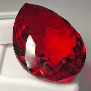 Mozambique röd rubin päronslipad ädelsten (60-62 ct) för ringar, örhängen SB140