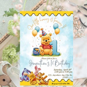 Op de afbeelding: Een verjaardagsuitnodiging met Winnie de Poeh. De uitnodiging heeft een gele rand en bevat de tekst "Our little hunny is turning!" en "Jonathan's 1st Birthday." De uitnodiging bevat ook de datum, tijd en locatie.