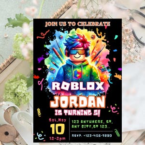Könnte beinhalten: Eine schwarze Geburtstagseinladung mit Roblox-Thema. Die Einladung zeigt eine farbenfrohe Illustration eines Roblox-Charakters mit dem Text "JOIN US TO CELEBRATE" oben. Die Einladung ist für Jordans 5. Geburtstag.