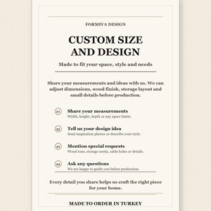 K&ouml;nnte beinhalten: Ein rechteckiges Hinweisschild mit cremefarbenem Hintergrund und schwarzem Text. Die &Uuml;berschrift lautet FORMIVA DESIGN CUSTOM SIZE AND DESIGN. Es beschreibt einen vierstufigen Prozess f&uuml;r Sonderanfertigungen, einschlie&szlig;lich Ma&szlig;en und Designideen.