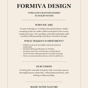 K&ouml;nnte beinhalten: Ein rechteckiges Informationsschild mit cremefarbenem Hintergrund und schwarzem Text. Die &Uuml;berschrift lautet FORMIVA DESIGN, gefolgt von den Abschnitten WHO WE ARE, WHAT MAKES US DIFFERENT und OUR VISION, die die M&ouml;belherstellung in der T&uuml;rkei beschreiben.
