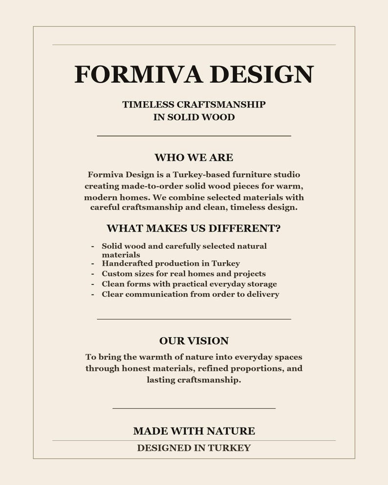 K&ouml;nnte beinhalten: Ein rechteckiges Informationsschild mit cremefarbenem Hintergrund und schwarzem Text. Die &Uuml;berschrift lautet FORMIVA DESIGN, gefolgt von den Abschnitten WHO WE ARE, WHAT MAKES US DIFFERENT und OUR VISION, die die M&ouml;belherstellung in der T&uuml;rkei beschreiben.