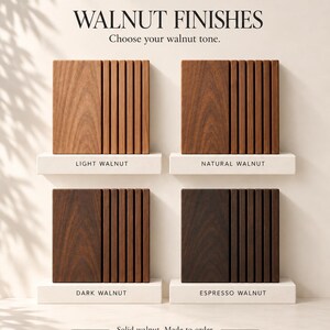 K&ouml;nnte beinhalten: Vier quadratische Holzpaneele mit vertikalen Lamellen, beschriftet mit FormivaDesign WALNUT FINISHES. Die Optionen sind Light Walnut, Natural Walnut, Dark Walnut und Espresso Walnut, jeweils auf einem wei&szlig;en Sockel mit dem Text Solid walnut. Made to order.