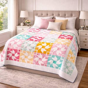 Peut inclure: Une courtepointe colorée avec un motif d'étoiles dans des tons de rose, jaune, turquoise et blanc. La courtepointe est posée sur un lit avec des oreillers de différentes couleurs. La chambre est bien éclairée.