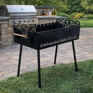 Peut inclure: Barbecue extérieur en métal noir avec des volutes décoratives et une poignée. Le barbecue a un foyer rectangulaire et repose sur quatre pieds fins. L'arrière-plan comprend un patio en briques et de l'herbe verte.