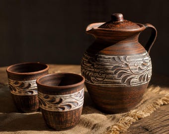 Set di brocche in ceramica fatte a mano in argilla naturale – Brocca in argilla da 1,8 litri con 2 tazze (320 ml) – Set di stoviglie rustiche – Cucina in stile country – Idea regalo