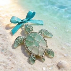 Puede incluir: Un letrero de madera hecho a mano con la palabra "Bienvenido" en un estilo manuscrito. El letrero está pintado de blanco con un acabado envejecido y presenta un diseño floral. Mide aproximadamente 30 cm de ancho y 15 cm de alto.