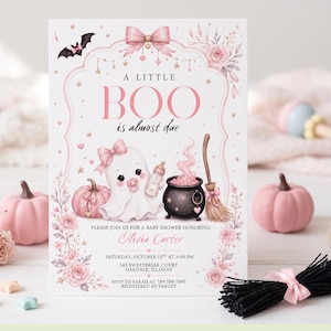 Könnte beinhalten: Eine rechteckige Babyparty-Einladungskarte mit einem rosa Geist mit Schnuller, einem schwarzen Kessel, einem Besen und Kürbissen. Der Text lautet A LITTLE BOO is almost due, PLEASE JOIN US FOR A BABY SHOWER HONORING Olivia Carter, SATURDAY, OCTOBER 12TH AT 3:00 PM, 143 SWEETBRIAR COURT, OAKDALE, ILLINOIS, RSVP TO SARAH AT 789-789-7890, REGISTERED AT TARGET.