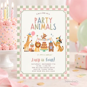 Może przedstawiać: Prostokątne zaproszenie z obwódką w szałwiowo-zieloną i różową kratkę. Tekst głosi CALLING ALL PARTY ANIMALS, HAPPY BIRTHDAY oraz Lucy is four! Ilustracje przedstawiają żyrafę, lisa, lwa, małpę, niedźwiedzia i tygrysa w czapeczkach urodzinowych.