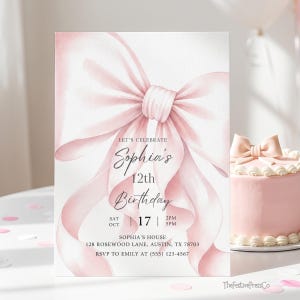 Peut inclure: Une carte d'invitation d'anniversaire rectangulaire avec une grande illustration de nœud aquarelle rose pâle. Le texte indique : LET'S CELEBRATE Sophia's 12th Birthday, SAT OCT 17 2PM 5PM, SOPHIA'S HOUSE 128 ROSEWOOD LANE, AUSTIN, TX 78703, RSVP TO EMILY AT (555) 123-4567.
