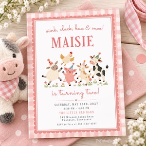Pode incluir: Um cartão de convite de aniversário retangular com uma borda xadrez rosa e branca. O texto diz oink, cluck, baa & moo! MAISIE is turning two! Saturday, May 15th, 2027, 2:30 PM - 4:00 PM, The Little Red Barn, 245 Meadow Creek Road, Franklin.