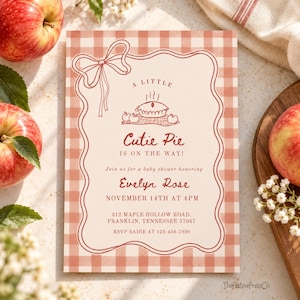 Puede incluir: Una tarjeta de invitación rectangular para baby shower con un borde de cuadros rojos y blancos. El centro presenta un dibujo lineal rojo de un pastel y un lazo, con el texto: A LITTLE Cutie Pie IS ON THE WAY! Join us for a baby shower honoring Evelyn Rose NOVEMBER 14TH AT 4PM 312 MAPLE HOLLOW ROAD, FRANKLIN, TENNESSEE 37067 RSVP SADIE AT 123-456-7890.