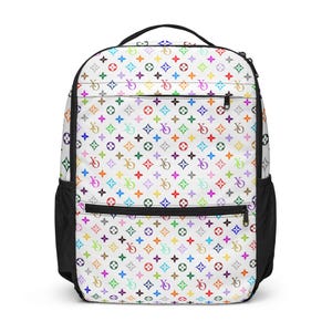 Puede incluir: Una mochila blanca con un patrón multicolor repetitivo de estrellas de cuatro puntas, motivos florales circulares y las letras XO. La bolsa incluye un asa superior negra, bolsillos laterales de malla negra y cremalleras negras en los compartimentos.