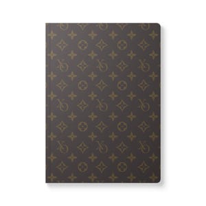 Puede incluir: Un cuaderno marrón con un patrón repetido de círculos entrelazados, cruces y las letras "V" y "O" en color dorado. El cuaderno está cerrado y tiene un diseño simple y limpio.