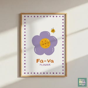 Puede incluir: Una impresión artística enmarcada con una gran flor morada estilizada con un centro amarillo. La impresión incluye el texto "Fa-Va FLOWER" en naranja, un borde de formas moradas y una pequeña ilustración de abeja. La obra de arte está sobre un fondo blanco.