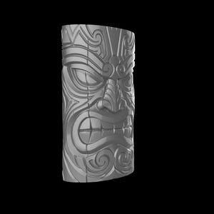 Peut inclure: Une sculpture de masque tiki gris monochrome présentant des détails sculptés complexes, notamment des yeux en amande proéminents, un nez large et une expression montrant les dents. La surface affiche des motifs tourbillonnants et géométriques.