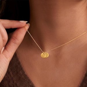 Peut inclure: Ensemble de trois tasses en céramique avec une finition mate et mouchetée. Chaque tasse présente une couleur différente : bleu clair, crème et gris. Les tasses ont un design simple et moderne avec une anse confortable.