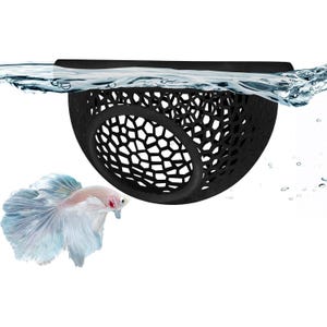 Peut inclure: Un filet à poisson noir à tissage ouvert immergé dans l'eau. Le filet est semi-circulaire avec un dessus plat, conçu pour être fixé à l'aquarium. Un poisson Betta coloré avec des nageoires fluides nage en dessous.