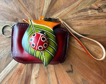 Adorable monedero de muñeca con forma de mariquita - Cuero cosido a mano