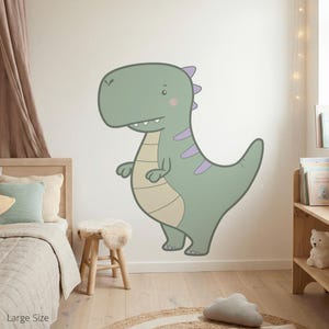 Könnte beinhalten: Ein großer Wandaufkleber mit einem Cartoon-Dinosaurier in Grün, Beige und Lila. Der freundliche Dinosaurier steht aufrecht mit einem lächelnden Gesichtsausdruck. Der Aufkleber ist an einer weißen Wand angebracht und schafft ein spielerisches Thema für Kinderzimmer oder Spielzimmer.