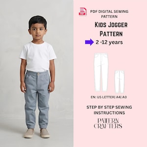 Puede incluir: Un niño con una camiseta blanca y pantalones deportivos azul claro. La imagen también presenta un patrón de costura digital en PDF para joggers infantiles, para edades de 2 a 12 años. El patrón incluye instrucciones de costura paso a paso.