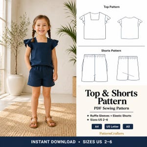Puede incluir: Una niña con un conjunto de top y shorts azul marino con mangas con volantes y shorts elásticos. La imagen también muestra un patrón para el top y los shorts, con el texto "Top & Shorts Pattern" y "Tallas US 2-6".