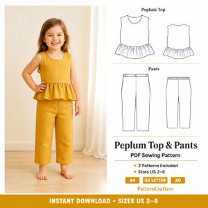 Può includere: Una bambina indossa un top peplo e pantaloni color giallo senape. L'immagine mostra anche un modello di cucito PDF per un top peplo e pantaloni, taglie US 2-6. Il testo "Peplum Top & Pants" è visibile.