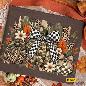 Könnte beinhalten: Ein dunkelbrauner Stoffaufnäher mit einer gedruckten Illustration von drei Kürbissen in verschiedenen Mustern wie Leopardenmuster, Camouflage und Karomuster, verziert mit Schleifen, Herbstblättern und Blumen, mit dem Text Wear Your Identity.