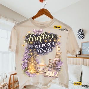Eldflugor och verandanätter png, mysig estetisk png, magisk lantlig sommarcitat-tröjadesign, musikalisk murarburk med eldflugor och blommor