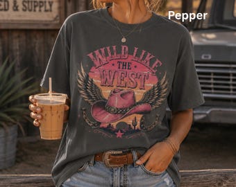Camiseta Wild Like The West, camiseta con estampado western, camiseta de vaquera, camiseta de chica de campo, camiseta western de rodeo, colores cómodos, vaquera