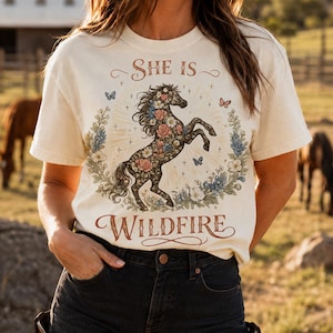 彼女はワイルドファイアTシャツ｜ウエスタンエンパワーメントTシャツ｜花柄ホースギフト｜コンフォートカラーズ｜ウエスタンウーマングラフィックTシャツ