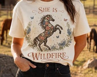 Camiseta She Is Wildfire / Camiseta de empoderamiento western / Regalo floral para caballos / Colores cómodos / Camiseta gráfica de mujer western