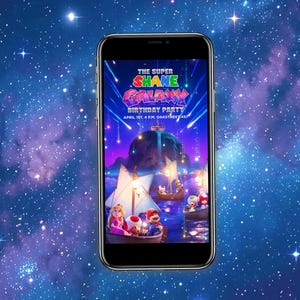 Puede incluir: Un tel&eacute;fono inteligente muestra una colorida invitaci&oacute;n de cumplea&ntilde;os. El texto dice "The Super Shane Galaxy Birthday Party" con detalles para el 1 de abril a las 4 PM. La invitaci&oacute;n presenta una escena de dibujos animados con barcos y personajes sobre un fondo estrellado.