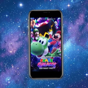 K&ouml;nnte beinhalten: Ein Smartphone zeigt eine farbenfrohe Einladung f&uuml;r eine Geburtstagsparty mit dem Thema Videospiel. Das Design zeigt einen gr&uuml;nen Dinosaurier und andere Charaktere mit dem Text "The Super Shane Galaxy Birthday Party". Der Hintergrund ist ein Sternenhimmel.